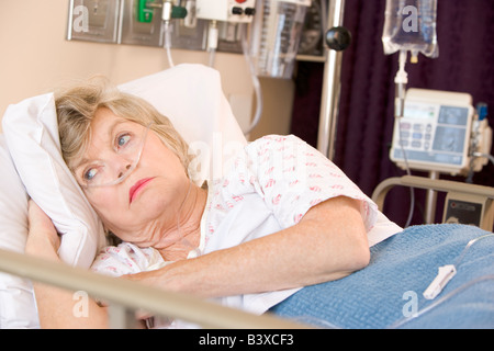 Senior Woman Lying in Hospital Bed Banque D'Images