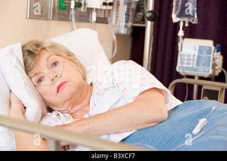 Senior Woman Lying in Hospital Bed Banque D'Images