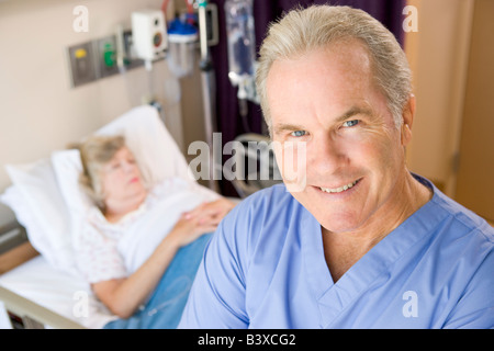 Doctor Standing and Smiling in Patients Prix Banque D'Images