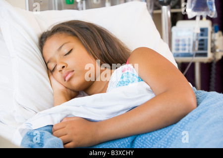 Jeune fille dormir in Hospital Bed Banque D'Images