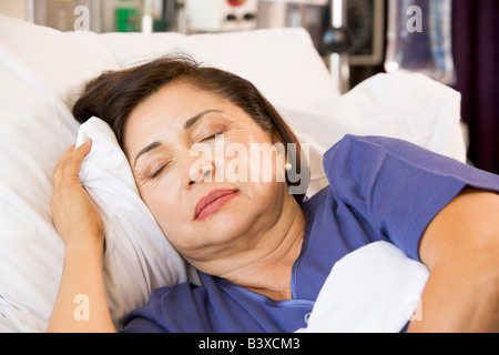 Senior Woman asleep in Hospital Bed Banque D'Images