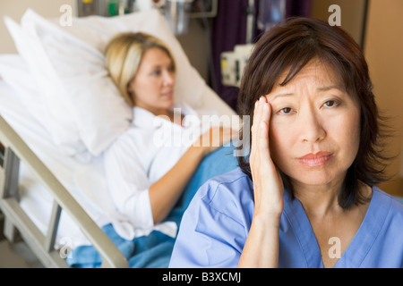 Médecin dans les patients avec des maux de tête Banque D'Images