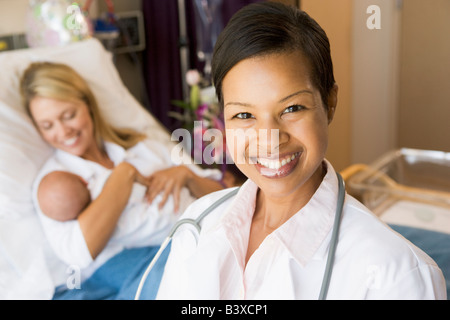 Médecin inscrit à son Patients Prix, Woman Holding Baby Banque D'Images