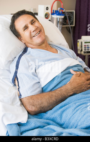 Middle aged Man Lying in Hospital Bed Banque D'Images