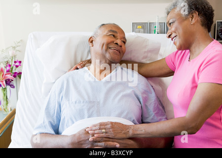 Senior Couple in Hospital Room Banque D'Images