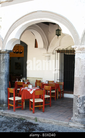 Tables de restaurant dans un style colonial arch au Mexique Banque D'Images