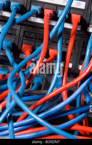 Câbles ordinateur chaotiquement branché à l'arrière d'un serveur Banque D'Images