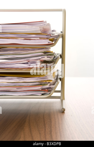 Une pile de paperasse assis dans un bac Banque D'Images