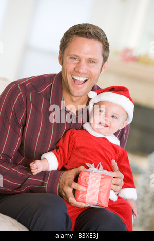 Avec Père Fils in Santa Outfit Banque D'Images