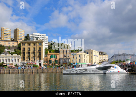 Le magnifique eco Earthrace navire amarré sur le port de Torquay à afficher dans le sud du Devon en Angleterre avec des foules de spectateurs Banque D'Images