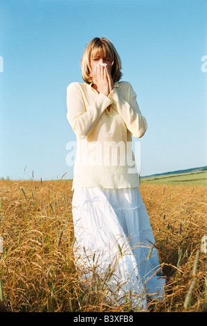 Woman Blowing son nez Banque D'Images