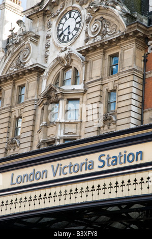 La gare Victoria London England UK Banque D'Images