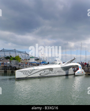 Le magnifique eco earthrace navire amarré sur le port de Torquay à afficher dans le sud du Devon en Angleterre Banque D'Images