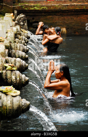 Mesdames echelle et priant par le saint de ressorts, Pura Tirta Empul temple Tirta Empul(), Tampak Siring ,centre de bali Banque D'Images