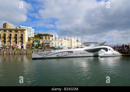 Le magnifique eco earthrace navire amarré sur le port de Torquay à afficher dans le sud du Devon en Angleterre Banque D'Images