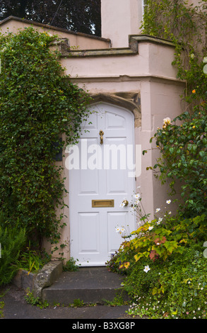 Porte avant blanc avec garnitures sur le site House in Ludlow Shropshire England UK Banque D'Images