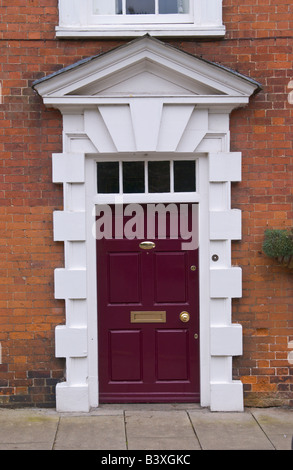 Porte avant marron glacé avec lucarne et fronton triangulaire de townhouse in Ludlow Shropshire England UK Banque D'Images