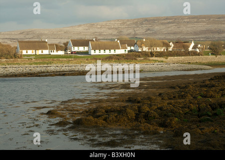 Chaumières vu de l'ensemble de l'estuaire à Ballyvaughan, Co Clare, Ireland Banque D'Images