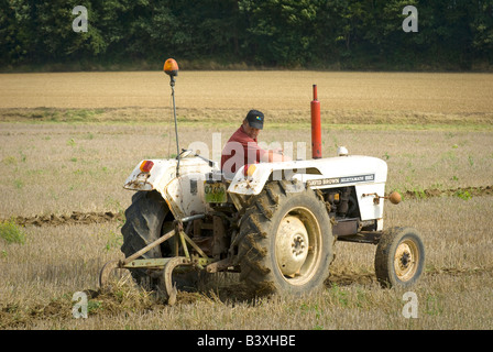 David Brown 880 Selectamatic vieux tracteur à la compétition de labour, Indre-et-Loire, France. Banque D'Images