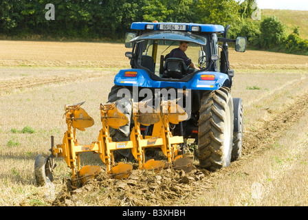 Tracteur New Holland avec Huard charrue double hydraulique au labour, Indre-et-Loire, France. Banque D'Images