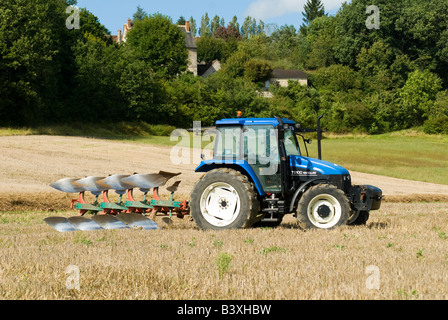 Tracteur New Holland TS100 avec au labour, Indre-et-Loire, France. Banque D'Images