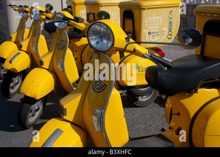 Les scooters utilisés par les postiers et les femmes à l'extérieur de l'espagnol de tri sur Gran Canaria Banque D'Images