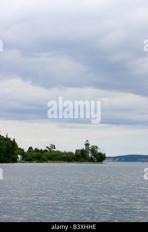 Le phare de Grand Island East Channel Light au lac supérieur Munising Harbor grands Lacs dans le Michigan mi USA paysage aquatique américain personne vertical haute résolution Banque D'Images