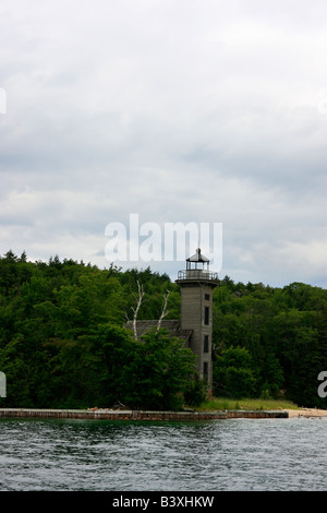 Le phare de Grand Island East Channel Light au lac supérieur Munising Harbor grands Lacs dans le Michigan mi USA paysage américain personne vertical haute résolution Banque D'Images