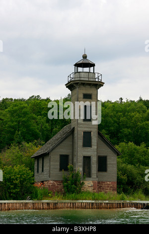 Le phare de Grand Island East Channel Light au lac supérieur Munising Harbor grands Lacs dans le Michigan mi USA paysage américain personne vertical haute résolution Banque D'Images