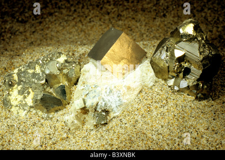 La pyrite, sulfure de fer, de pyrite de fer, l'or des fous (FeS), l'agrégat de cristal sur le sable Banque D'Images