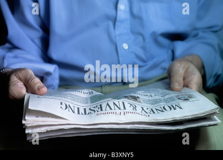 New York City NYC homme âgé la lecture de la presse financière USA NYC Banque D'Images