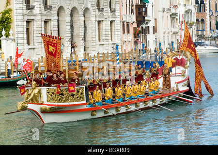 Bateau décoré sur le Grand Canal à Venise pour la régate historique qui a lieu chaque septembre Banque D'Images