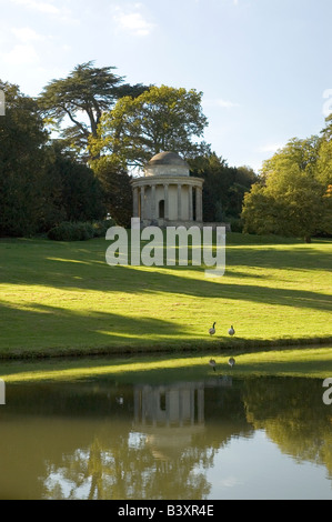 Avis de temple de l'Antique vertu à Stowe paysage de jardins, reflété dans le lac et soutenu par des arbres. Portrait. Banque D'Images