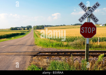 Roalroad crossing et panneau d'arrêt dans les terres agricoles Banque D'Images