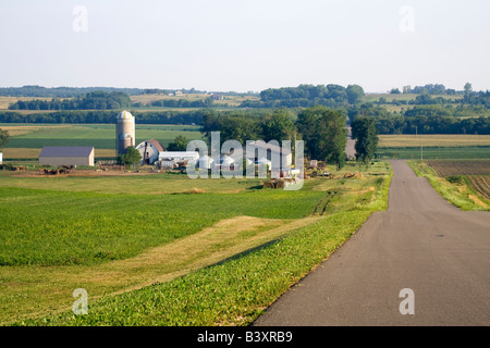 Jeu de ferme à côté d'une longue route Banque D'Images