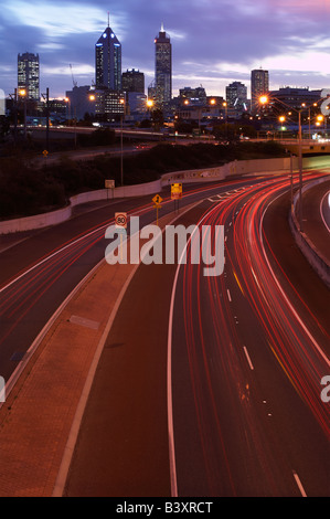 Perth city skyline at sunset l'ouest de l'Australie avec légèreté sur l'autoroute Graham Farmer dans l'avant-plan Banque D'Images