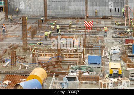 Les travailleurs de l'industrie de la construction en Angleterre Bath au nouveau centre commercial SouthGate travaillant sur les fondations du parking souterrain Banque D'Images