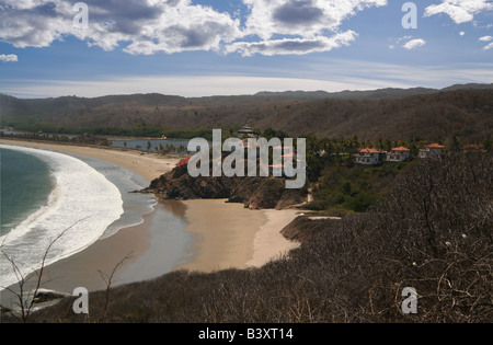 Belle cliff top resort sur la plage isolée Banque D'Images