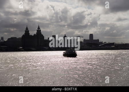 Le Mersey Ferry Iris Royal approchant Seacombe pied Ferry de Liverpool comme les approches d'une tempête Banque D'Images