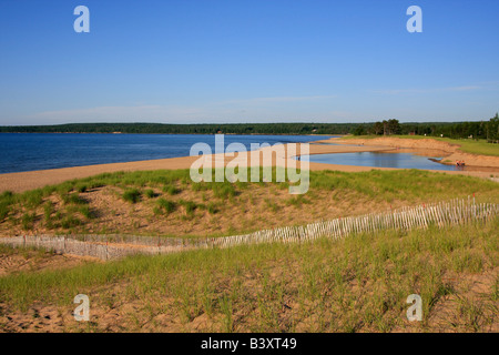 Lac supérieur AuTrain plage de sable eau bleu ciel vue de la plage au train dans la péninsule supérieure du Michigan USA clôture en bois horizontale haute résolution Banque D'Images