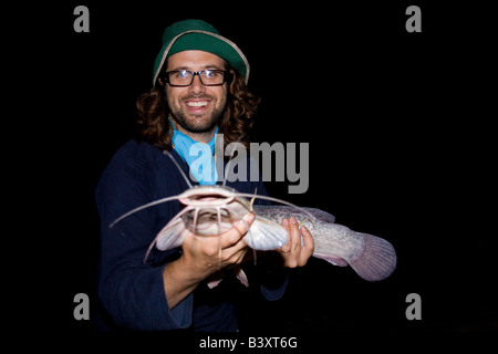 Homme avec un gros poisson-chat Kafuie Afrique Zambie barbillon Banque D'Images