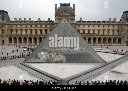 Les gens dans la file à l'extérieur du Louvre et la Pyramide du Louvre Paris France Banque D'Images