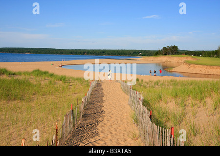 Lac supérieur AuTrain plage de sable eau bleu ciel vue de la plage au train dans la péninsule supérieure du Michigan USA clôture en bois haute résolution Banque D'Images