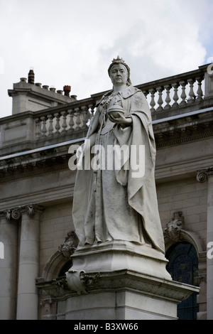 La statue de la reine Victoria, en face de l'Hôtel de ville de Belfast, en Irlande du Nord. Banque D'Images