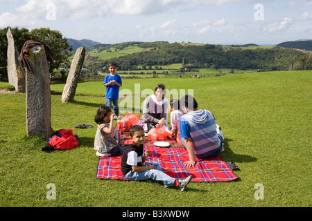 UK Wales Clwyd Abergele Welsh Mountain Zoo family having picnic in sunshine Banque D'Images