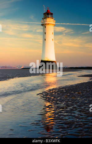 Photographie de la Perchaude, phare de Fort Rock [Nouveau] Brighton au coucher du soleil avec une réflexion. UK GB EU Europe Banque D'Images