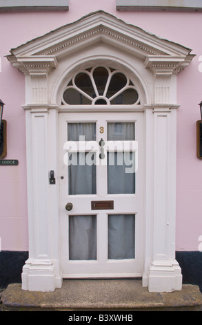 Vitrage porte avant en partie blanc et cadre de townhouse in Ludlow Shropshire England UK Banque D'Images
