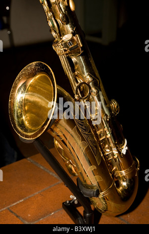 Saxophone d'airain sur un rack Banque D'Images