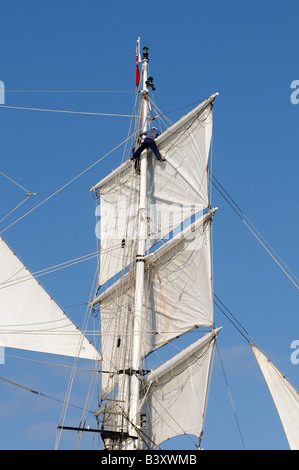 Le gréement de Shabab Oman un trois-mâts barque-goélette au début de l'falmouth au portugal course des grands voiliers Banque D'Images