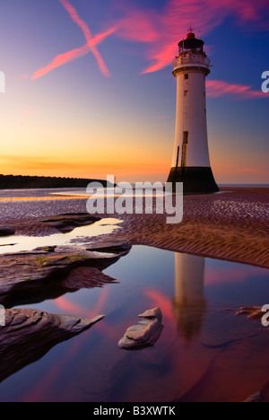 Photographie de la Perchaude, phare de Fort Rock [Nouveau] Brighton au coucher du soleil avec une réflexion. UK GB EU Europe Banque D'Images